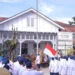 Wako Zul ELfian Umar menjadi pembina upcara di SMP N 1 Kota Solok.(ist)