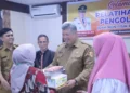 Wali Kota Solok, H. Zul Elfian Umar menyerahkan bahan dan peralatan pelatihan kepada peserta.(Ist)