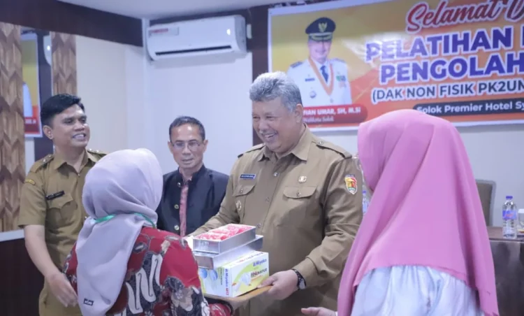 Wali Kota Solok, H. Zul Elfian Umar menyerahkan bahan dan peralatan pelatihan kepada peserta.(Ist)