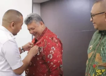 Plt. Gubernur Sumbar, Audy Joinaldi menyematkan lencana kepada Wako Zul Elfian Umar.(Ist)