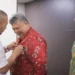 Plt. Gubernur Sumbar, Audy Joinaldi menyematkan lencana kepada Wako Zul Elfian Umar.(Ist)