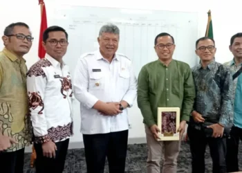 Kunjungan Wali Kota Solok, H. Zul Elfian dan jajaran ke kantor PSSI.(Ist)