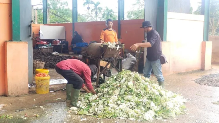 Pembuatan pupuk kompos dari sampah organik di TPA Ampang Kualo Kota Solok.(Ist)