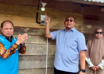 Andre Rosiade Resmikan Penyalaan Listrik Rumah Warga Air Dingin Kabupaten Solok