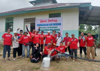 Hingga Oktober 2024, UPZ BAZNAS Semen Padang Salurkan Zakat Karyawan Semen Padang Group Rp4,9 M PADANG (28/11/2024) -- Sepanjang tahun 2024 dari bulan Januari hingga Oktober, Unit Pengumpulan Zakat Badan Amil Zakat Nasional (UPZ BAZNAS) Semen Padang telah menyalurkan zakat karyawan/karyawati PT Semen Padang Group sebesar Rp4.996.556.607,-. Kepala Pelaksana Harian Muhammad Arif mengatakan, zakat tersebut disalurkan ke dalam 5 Program UPZ BAZNAS Semen Padang, yakni program Pendidikan sebesar Rp2.000.170.000, program kesehatan sebesar Rp214.474.000, program kemanusiaan sebesar Rp997.615.300, program Ekonomi sebesar Rp394.704.600, program Dakwah & Advokasi sebesar Rp759.689.233, dan sisanya untuk operasional. Dia mengungkapkan, penyaluran zakat tersebut disebar melalui tiga zona. Untuk zona 1 yang disebut sebagai Ring 1, merupakan wilayah yang berada di sekitar fasilitas perusahaan PT Semen Padang yang berada di empat kecamatan di Kota Padang, yaitu Kecamatan Lubuk Kilangan (seluruh kelurahan), Kecamatan Pauh (Limau Manis Selatan, Limau Manis, Lambuang Bukit dan Koto Lua), Kecamatan Lubeg (Kelurahan Pampanagan Nan XX), dan Kecamatan Padang Barat (kawasan Teluk Bayur Padang). Kemudian untuk zona 2, merupakan wilayah yang berada di luar fasilitas perusahaan, dan Zona 3 adalah wilayah di luar Kota Padang, termasuk Kabupaten Kepulauan Mentawai. "Khusus di Kabupaten Kepulauan Mentawai kita mengadakan kegiatan Dakwah di Teras Negeri. Di sana kita membangun intake air bersih di Dusun Boriai, Desa Sinaka, Kecamatan Pagai Selatan dan pemasangan 12 panel surya berkapasitas 4500 Watt sebagai sumber energi untuk mengaliri air bersih dari sumber mata air ke intake atau bak penampungan," katanya, Kamis (28/11/2024). Arif melanjutkan, dari sisi pembagian ke 8 ashnaf, zakat karyawan/karyawati PT Semen Padang Group sebesar Rp4.996.556.607 itu, dapat dirinci, untuk ashnaf Faqir telah disalurkan dana sebesar Rp657.614.200, untuk ashnaf Miskin sebesar Rp2.074.860.600, ashnaf Amil disalurkan sebesar Rp629.903.474, ashnaf Muallaf disalurkan sebesar Rp467.874.100. Sementara untuk ashnaf Pemerdekaan nihil, kemudian, untuk ashnaf Berhutang disalurkan sebesar Rp151.275.000, ashnaf Fisabilillah disalurkan sebesar Rp1.009.029.2338 dan ashnaf Ibnu Sabil disalurkan sebesar Rp6.000.000."UPZ BAZNAS Semen Padang, disamping kegiatan reguler juga dilakukan monitoring berkala pada Program Ekonomi Komunitas ternak kambing perah etawa di Padayo Kelurahan Indarung, di waktu bersamaan juga diperkuat kolaborasi dengan instansi terkait seperti dengan Departemen Teknik Sipil FTUA Unand dalam rangka program, bedah rumah dai dan rumah singgah di kepulauan Mentawai kolaborasi dengan UPZ Baznas BNI dan BSI Maslahat," ujarnya. Kepala Departemen Komunikasi & Hukum Perusahaan PT Semen Padang, Iskandar Z Lubis, mengapresiasi UPZ Baznas Semen Padang yang telah mempermudah karyawan Semen Padang Group dalam menyalurkan zakatnya. Karena, membayar zakat, termasuk zakat penghasilan, merupakan salah satu upaya dalam membersihkan harta dan menyucikan hati. "Dalam ajaran agama Islam, setiap harta yang dimiliki terdapat hak orang lain di dalamnya, terutama bagi yang membutuhkan. Jadi, dengan mengeluarkan sebagian harta yang kita miliki untuk dizakatkan, sama halnya dengan membantu keberlangsungan hidup orang lain yang berhak dan membutuhkan bantuan secara materil," ungkap Iskandar.