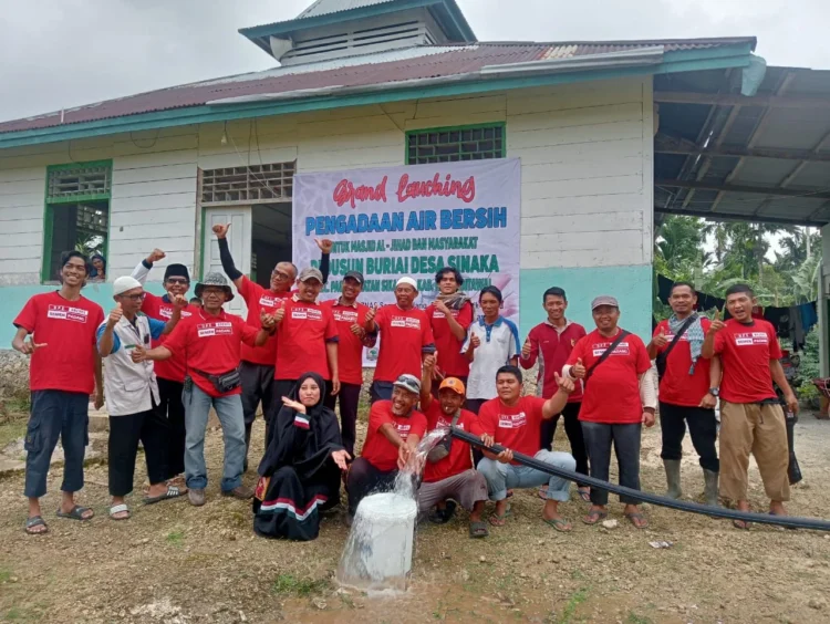 Hingga Oktober 2024, UPZ BAZNAS Semen Padang Salurkan Zakat Karyawan Semen Padang Group Rp4,9 M PADANG (28/11/2024) -- Sepanjang tahun 2024 dari bulan Januari hingga Oktober, Unit Pengumpulan Zakat Badan Amil Zakat Nasional (UPZ BAZNAS) Semen Padang telah menyalurkan zakat karyawan/karyawati PT Semen Padang Group sebesar Rp4.996.556.607,-. Kepala Pelaksana Harian Muhammad Arif mengatakan, zakat tersebut disalurkan ke dalam 5 Program UPZ BAZNAS Semen Padang, yakni program Pendidikan sebesar Rp2.000.170.000, program kesehatan sebesar Rp214.474.000, program kemanusiaan sebesar Rp997.615.300, program Ekonomi sebesar Rp394.704.600, program Dakwah & Advokasi sebesar Rp759.689.233, dan sisanya untuk operasional. Dia mengungkapkan, penyaluran zakat tersebut disebar melalui tiga zona. Untuk zona 1 yang disebut sebagai Ring 1, merupakan wilayah yang berada di sekitar fasilitas perusahaan PT Semen Padang yang berada di empat kecamatan di Kota Padang, yaitu Kecamatan Lubuk Kilangan (seluruh kelurahan), Kecamatan Pauh (Limau Manis Selatan, Limau Manis, Lambuang Bukit dan Koto Lua), Kecamatan Lubeg (Kelurahan Pampanagan Nan XX), dan Kecamatan Padang Barat (kawasan Teluk Bayur Padang). Kemudian untuk zona 2, merupakan wilayah yang berada di luar fasilitas perusahaan, dan Zona 3 adalah wilayah di luar Kota Padang, termasuk Kabupaten Kepulauan Mentawai. "Khusus di Kabupaten Kepulauan Mentawai kita mengadakan kegiatan Dakwah di Teras Negeri. Di sana kita membangun intake air bersih di Dusun Boriai, Desa Sinaka, Kecamatan Pagai Selatan dan pemasangan 12 panel surya berkapasitas 4500 Watt sebagai sumber energi untuk mengaliri air bersih dari sumber mata air ke intake atau bak penampungan," katanya, Kamis (28/11/2024). Arif melanjutkan, dari sisi pembagian ke 8 ashnaf, zakat karyawan/karyawati PT Semen Padang Group sebesar Rp4.996.556.607 itu, dapat dirinci, untuk ashnaf Faqir telah disalurkan dana sebesar Rp657.614.200, untuk ashnaf Miskin sebesar Rp2.074.860.600, ashnaf Amil disalurkan sebesar Rp629.903.474, ashnaf Muallaf disalurkan sebesar Rp467.874.100. Sementara untuk ashnaf Pemerdekaan nihil, kemudian, untuk ashnaf Berhutang disalurkan sebesar Rp151.275.000, ashnaf Fisabilillah disalurkan sebesar Rp1.009.029.2338 dan ashnaf Ibnu Sabil disalurkan sebesar Rp6.000.000."UPZ BAZNAS Semen Padang, disamping kegiatan reguler juga dilakukan monitoring berkala pada Program Ekonomi Komunitas ternak kambing perah etawa di Padayo Kelurahan Indarung, di waktu bersamaan juga diperkuat kolaborasi dengan instansi terkait seperti dengan Departemen Teknik Sipil FTUA Unand dalam rangka program, bedah rumah dai dan rumah singgah di kepulauan Mentawai kolaborasi dengan UPZ Baznas BNI dan BSI Maslahat," ujarnya. Kepala Departemen Komunikasi & Hukum Perusahaan PT Semen Padang, Iskandar Z Lubis, mengapresiasi UPZ Baznas Semen Padang yang telah mempermudah karyawan Semen Padang Group dalam menyalurkan zakatnya. Karena, membayar zakat, termasuk zakat penghasilan, merupakan salah satu upaya dalam membersihkan harta dan menyucikan hati. "Dalam ajaran agama Islam, setiap harta yang dimiliki terdapat hak orang lain di dalamnya, terutama bagi yang membutuhkan. Jadi, dengan mengeluarkan sebagian harta yang kita miliki untuk dizakatkan, sama halnya dengan membantu keberlangsungan hidup orang lain yang berhak dan membutuhkan bantuan secara materil," ungkap Iskandar.