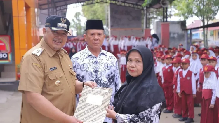 Wali Kota Solok, H. Zul Elfian Umar menyerahkan SK Pensiun kepada guru yang memasuki masa purna tugas.(Ist)