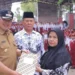 Wali Kota Solok, H. Zul Elfian Umar menyerahkan SK Pensiun kepada guru yang memasuki masa purna tugas.(Ist)