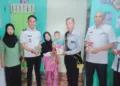 Ketua Baznas, Zaini bersama jajaran DPPKB Kota Solok menyalurkan bantuan bagi anak penderita stunting.(Ist)