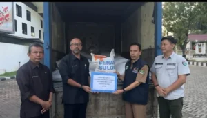 Pemprov Sumbar Salurkan 2.830 Kg Beras untuk Warga Banjir Sumpur Kudus