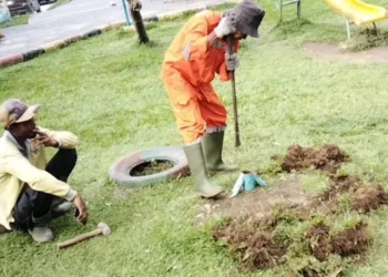 Petugas DLH Kota Solok membongkar wahana permainan yang rusak di Taman Syech Kukut.(Ist)