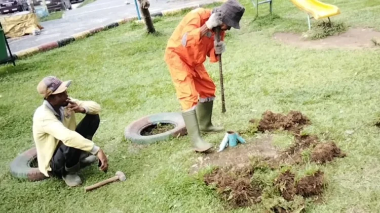 Petugas DLH Kota Solok membongkar wahana permainan yang rusak di Taman Syech Kukut.(Ist)