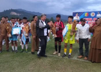 Berikan dukungan penuh, Wali Kota Solok, H. Zul Elfian Umar memberikan selamat terhadap pemenang Wali Kota Cup antar pelajar SLTP se-Kota Solok tahun 2024.(Ist)
