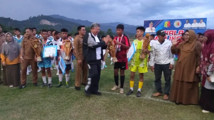 Berikan dukungan penuh, Wali Kota Solok, H. Zul Elfian Umar memberikan selamat terhadap pemenang Wali Kota Cup antar pelajar SLTP se-Kota Solok tahun 2024.(Ist)