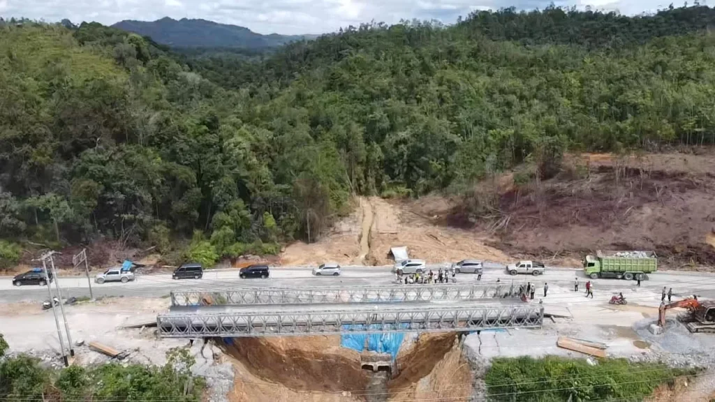 Akses jalan Riau-Sumbar yang tertimbun longsor