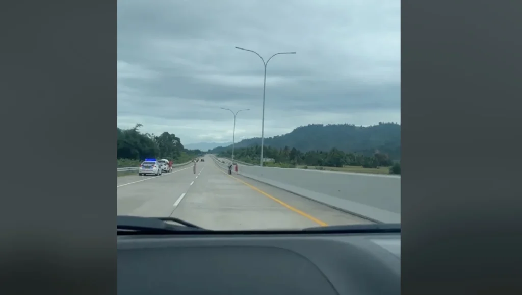 Aksi sejumlah ibu-ibu yang nekat swafoto di ruas tol Padang-Sicincin