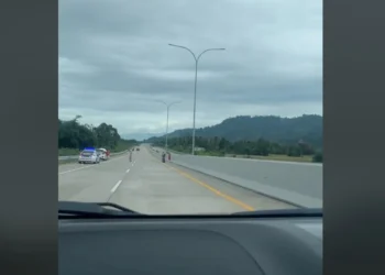 Aksi sejumlah ibu-ibu yang nekat swafoto di ruas tol Padang-Sicincin