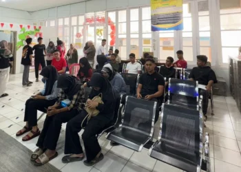 Antrian masyarakat untuk mengurus KTP elektronik di Disdukcapil Kota Solok.(Ist)