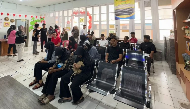 Antrian masyarakat untuk mengurus KTP elektronik di Disdukcapil Kota Solok.(Ist)
