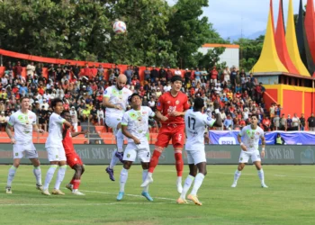 Duel pemain Semen Padang FC dengan Persebaya Surabaya dalam laga lanjutan Liga 1 di Stadion H Agus Salim, Padang