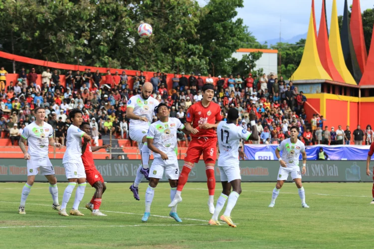 Duel pemain Semen Padang FC dengan Persebaya Surabaya dalam laga lanjutan Liga 1 di Stadion H Agus Salim, Padang