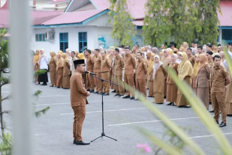 Wakil Wali Kota Solok, Dr. Ramadhani Kirana Putra memimpin apel seluruh pegawai di halaman Bappeda Kota Solok.(Ist)