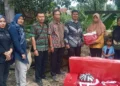 Kadis Sosial, Herman dan jajaran menyerahkan bantuan kepada korban pohon tumbang di Tanah Garam.(Ist)