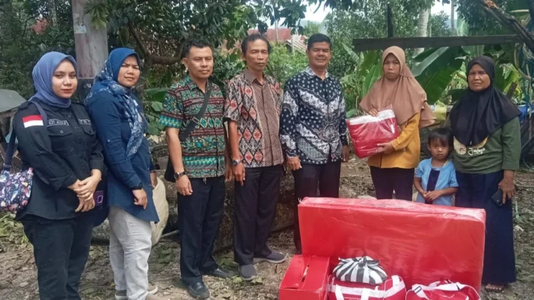 Kadis Sosial, Herman dan jajaran menyerahkan bantuan kepada korban pohon tumbang di Tanah Garam.(Ist)