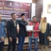 Ketua KPU, Hasbullah Alqomar menyerahkan berita acara penetapan hasil Pilkada Solok 2024 kepada Ketua Bawaslu, Titony Tanjung.(Ist)