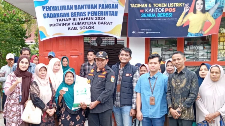 Penyerahan bantuan pangan Cadangan Beras Pemerintah Tahap III di Nagari Cupak, Kabupaten Solok.(Ist)