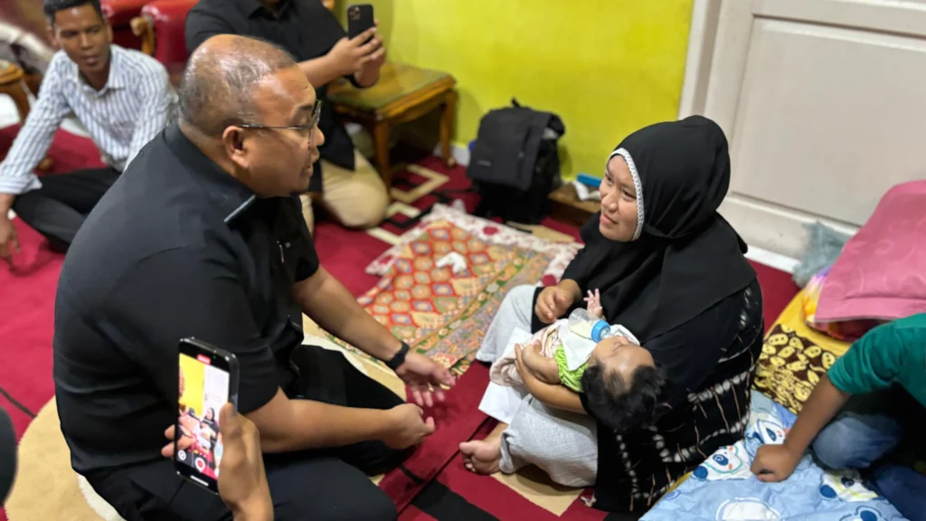 Andre Rosiade Bantu Biaya Pengobatan Bayi tanpa Anus Asal Solok Selatan