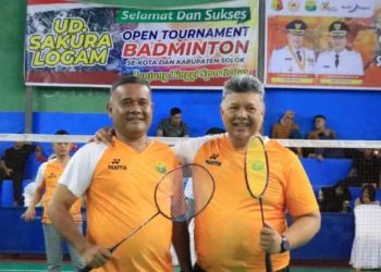 Wali Kota Solok, H. Zul Elfian Umar dan Ketua PBSI, Rusnaldi ikut meramaikan kejuaraan badminton dalam rangkat HUT ke-54 Kota Solok.(Ist)