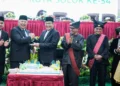 Mewakili Gubernur, Kadishub Sumbar Dedy Diantolani menyerahkan kue HUT ke-54 Kota Solok kepada Wako Zul Elfian pada rapat paripurna di Gedung Kubuang Tigo Baleh.(Ist)