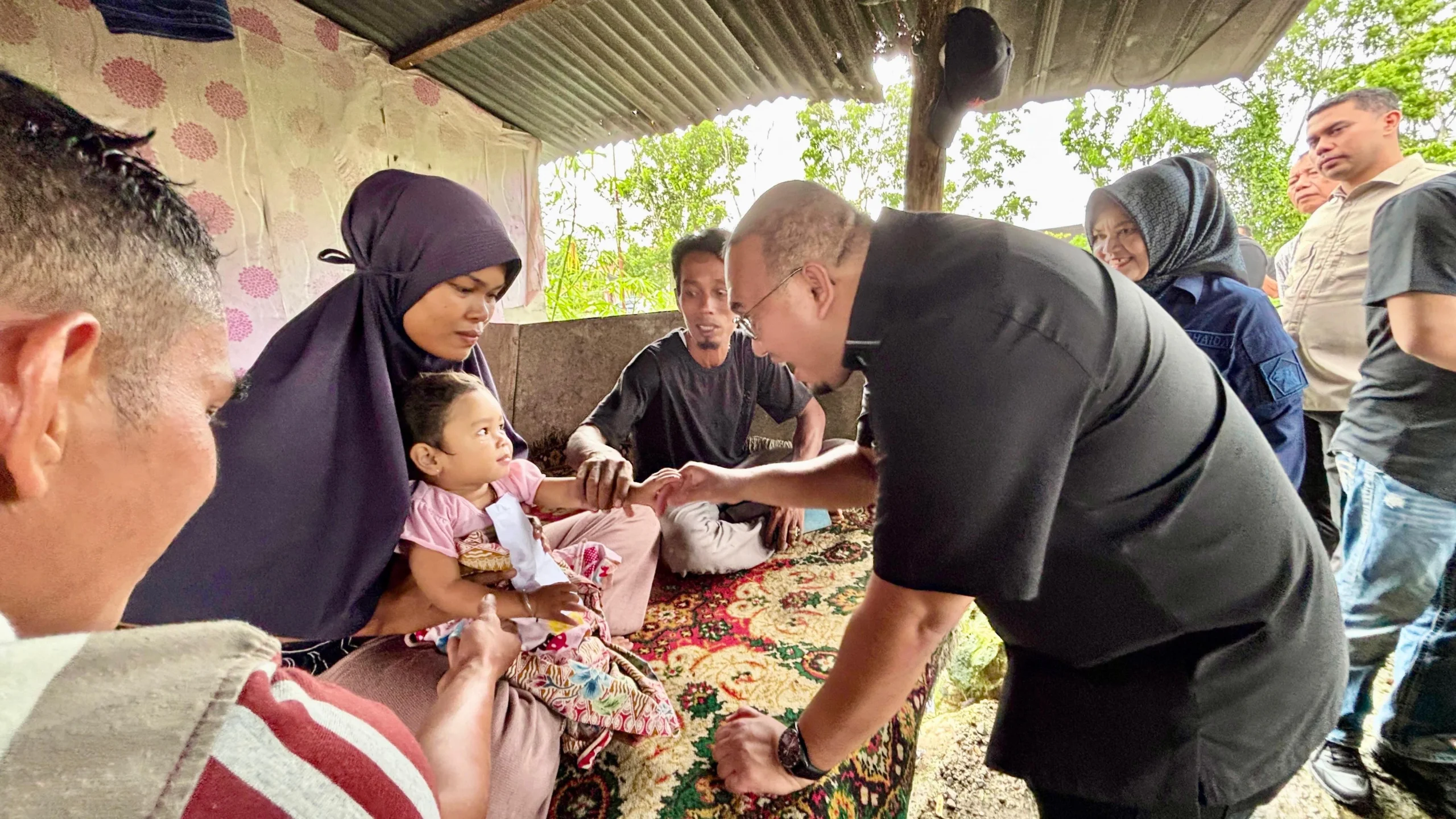 Bantu Penjaga Kolam Ikan di Padang, Andre Rosiade Tekankan Pentingnya Sekolah Anak