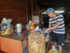 Produsen Kerupuk Sanjai Keluhkan Kelangkaan Bahan Baku dan Mahalnya Harga Minyak Goreng