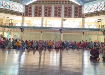 Penyerahan insentif kepada guru Madrasah Diniyah Takmiliyah (MDT), Taman Pendidikan Al-Qur'an (TPQ), Imam Masjid hingga Garim Mushalla se-Kota Solok.(Ist)