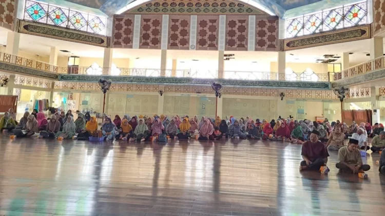 Penyerahan insentif kepada guru Madrasah Diniyah Takmiliyah (MDT), Taman Pendidikan Al-Qur'an (TPQ), Imam Masjid hingga Garim Mushalla se-Kota Solok.(Ist)