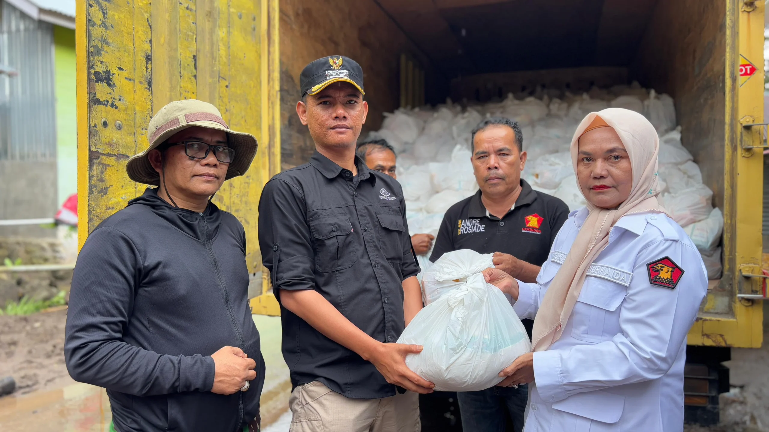 Andre Rosiade Kirim 1.000 Paket Sembako untuk Bantu Korban Galodo di Salingka Danau Maninjau