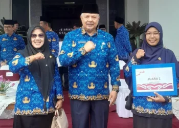 Kadisdukcapil Kota Solok, Ratnawati (kiri) bersama Wali Kota Solok, H. Zul Elfian Umar.(Ist)