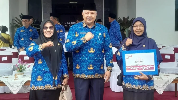 Kadisdukcapil Kota Solok, Ratnawati (kiri) bersama Wali Kota Solok, H. Zul Elfian Umar.(Ist)