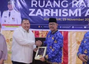 Peresmian nama ruangan Zarhismi Ajis di kompleks Balaikota Solok.(Ist)