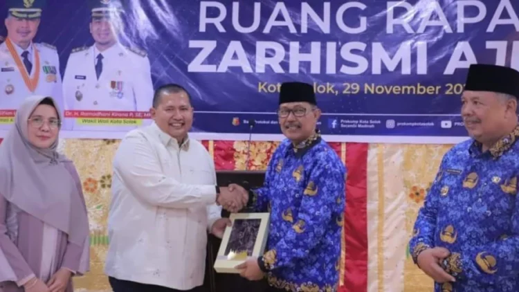 Peresmian nama ruangan Zarhismi Ajis di kompleks Balaikota Solok.(Ist)