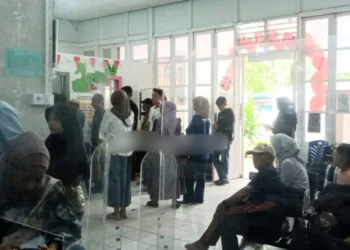 Masyarakat mengurus adminduk di kantor Disdukcapil Kota Solok.(Ist)