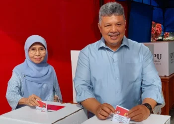 Wako Solok, H. Zul Elfian Umar dan Ketua TP-PKK, Zulmiyetti Zul Elfian menyampaikan suaranya di Pilkada 2024.(Ist)