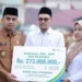 Wakil Wali Kota Solok, Dr. Ramadhani Kirana Putra mmenyerahkan santuan kematian kepada ahli waris dari salah seorang pegawai yang meninggal dunia.(Ist)