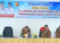 DPKUKM Kota Solok melakukan pembinaan terhadap PKL yang berjualan di trotoar jalan.(Ist)