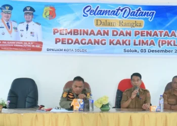 DPKUKM Kota Solok melakukan pembinaan terhadap PKL yang berjualan di trotoar jalan.(Ist)