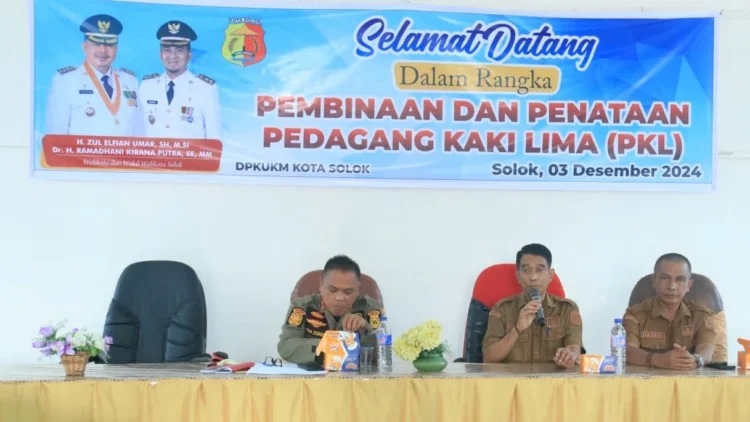 DPKUKM Kota Solok melakukan pembinaan terhadap PKL yang berjualan di trotoar jalan.(Ist)