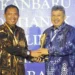Wali Kota Solok, H. Zul Elfian Umar menerima trofi Innovatif Government Award dari Kemendagri.(Ist)