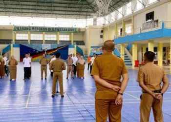 Kadispora Kota Solok, Nurzal Gustim memimpin apel bersama pegawai di GOR Alimin Sinapa.(Ist)